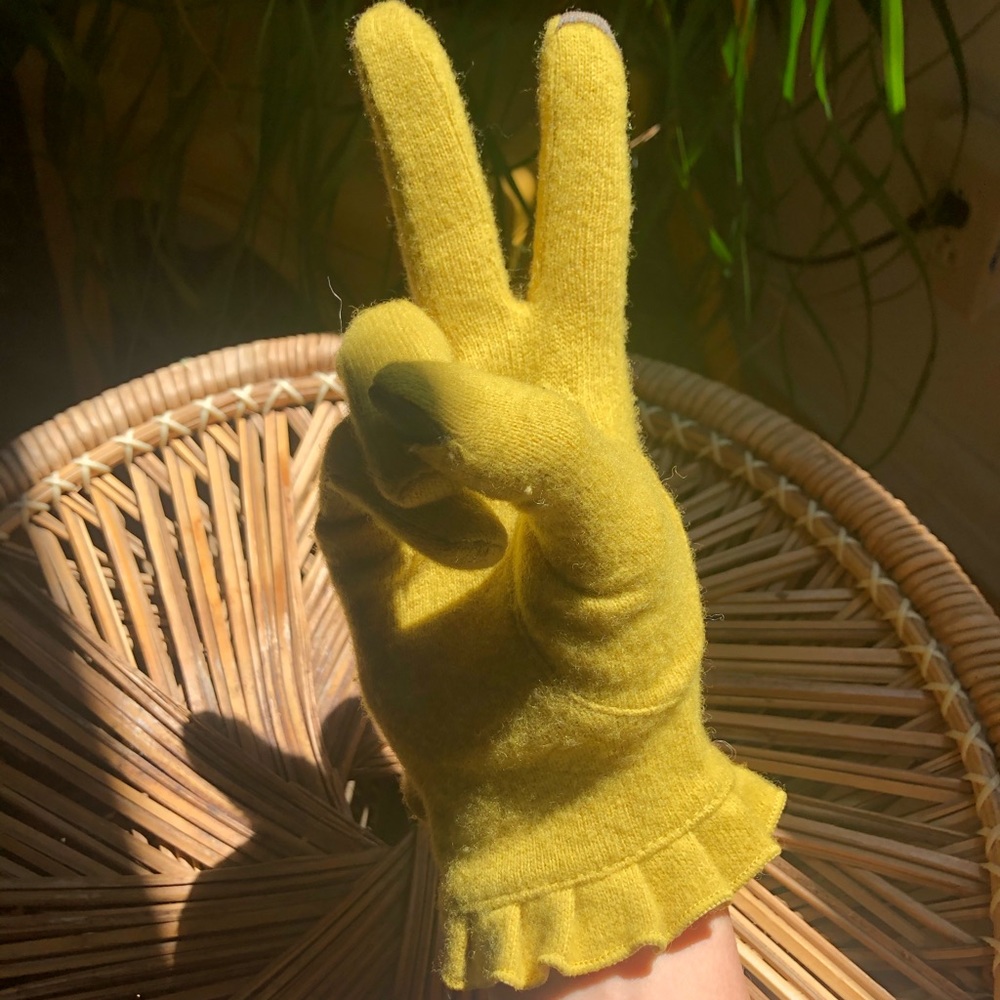 Echo ruffled gloves